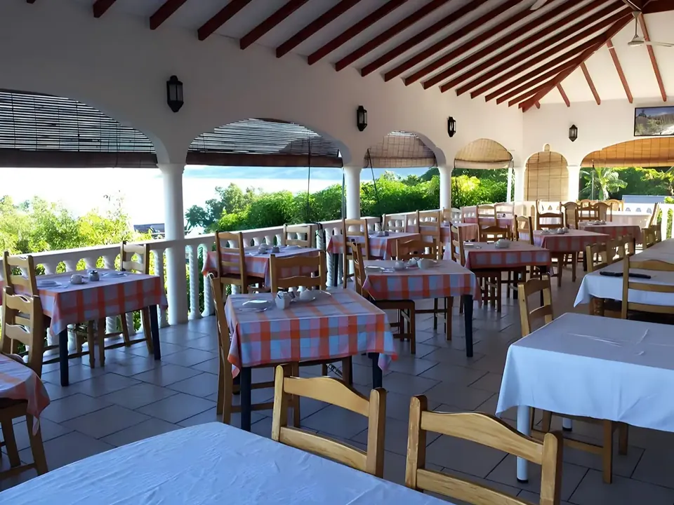 Das Verandarestaurant mit karierten Tischdecken und Meerblick
